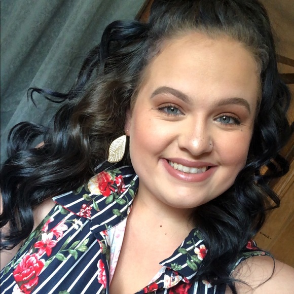 Meet your Posher, Alexis - Picture 1 of 1